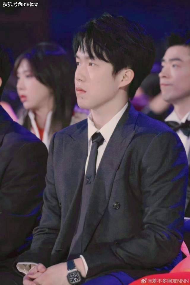 西装佩戴107万顶级腕表百达翡丽三花聚顶!王楚钦穿LV顶奢蓝血(图3)