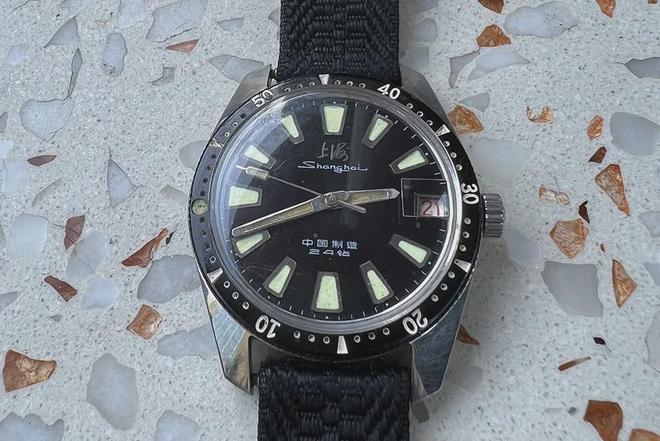 潜水表就是我一直在等的“国产小黑盾”终于等到了它的复刻！5k不到这块新品(图4)